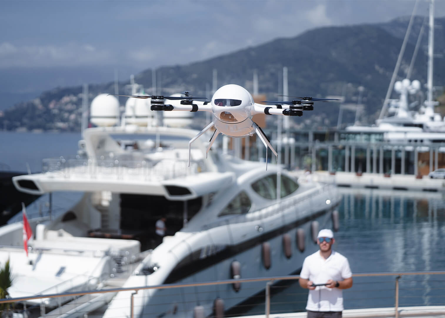 Drone Beluga dans le port à côté du yacht